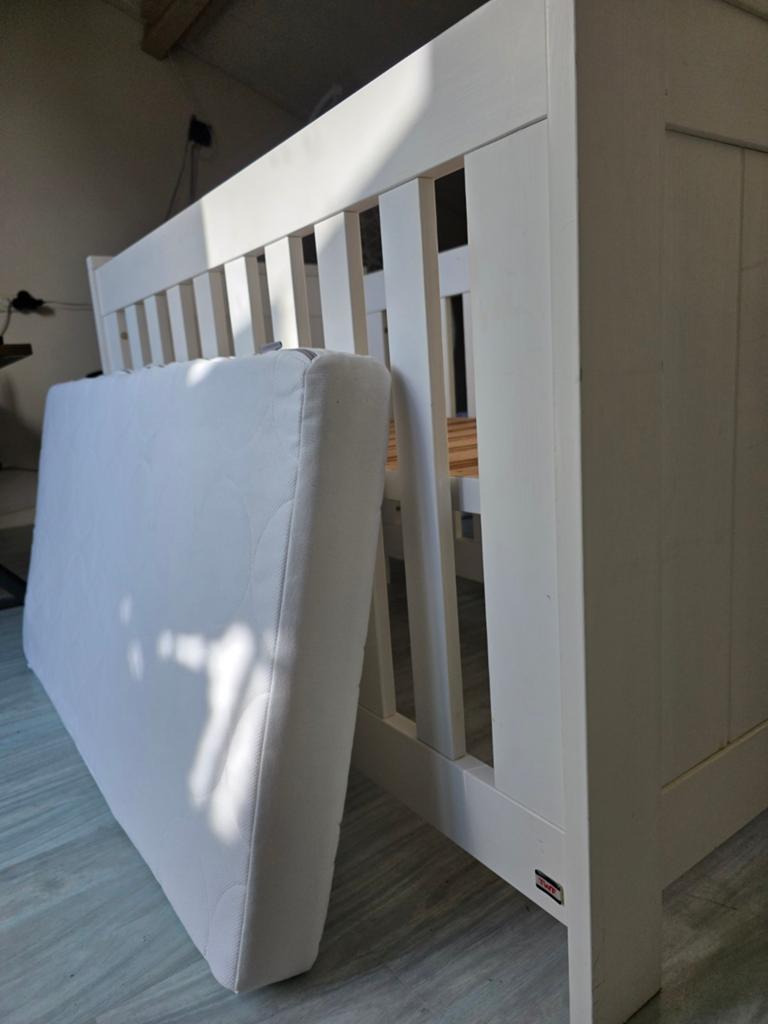 Mooie witte baby/kinder ledikant inclusief IKEA matras, Ophalen of Verzenden, Zo goed als nieuw, Minder dan 140 cm, Matras