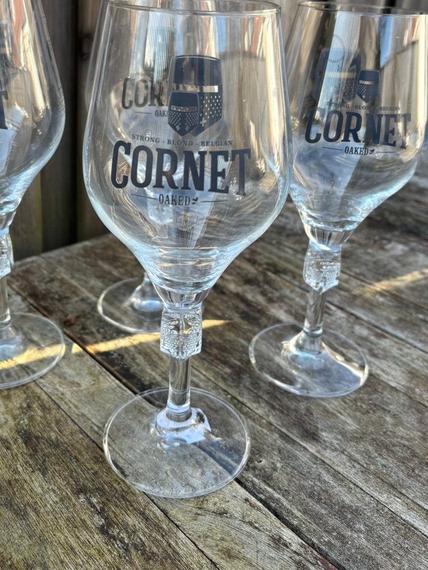 Cornet 6  bierglazen 33 cl met ridderlogo reliëf op de voet., Verzenden