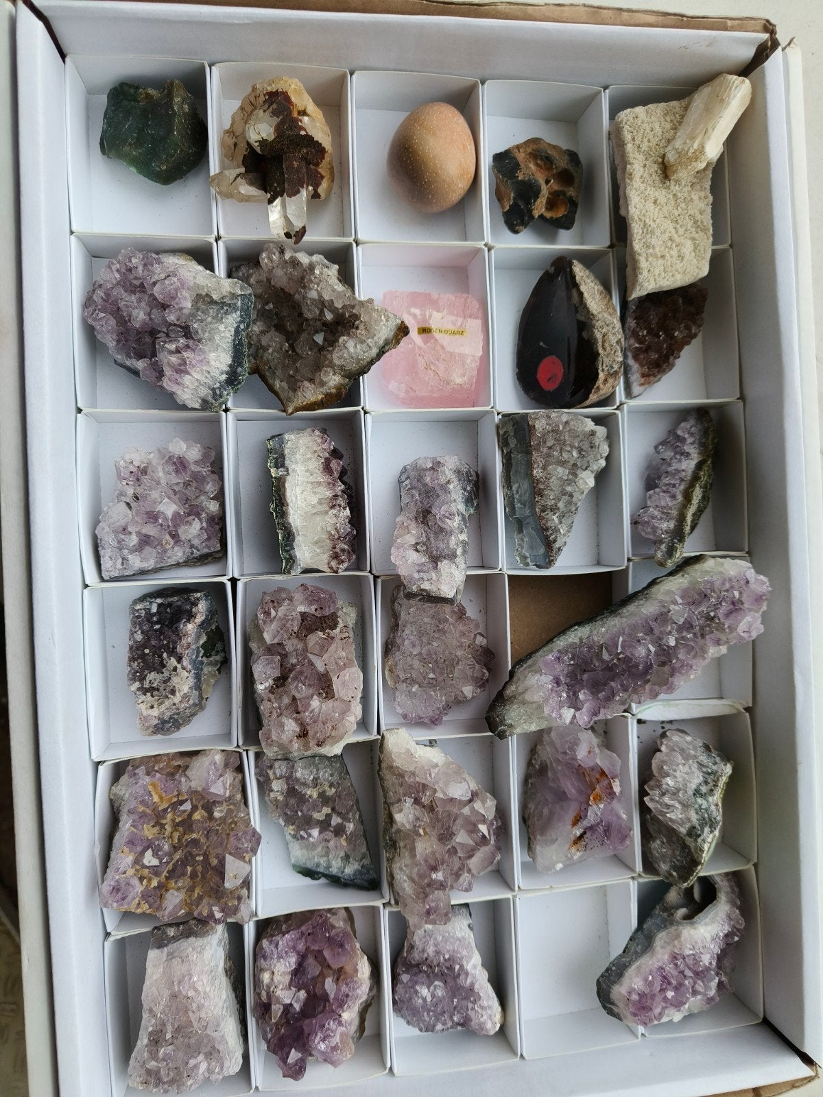 Doos met diverse mineralen: Amethist, Agaat en meer, Verzamelen, Ophalen of Verzenden