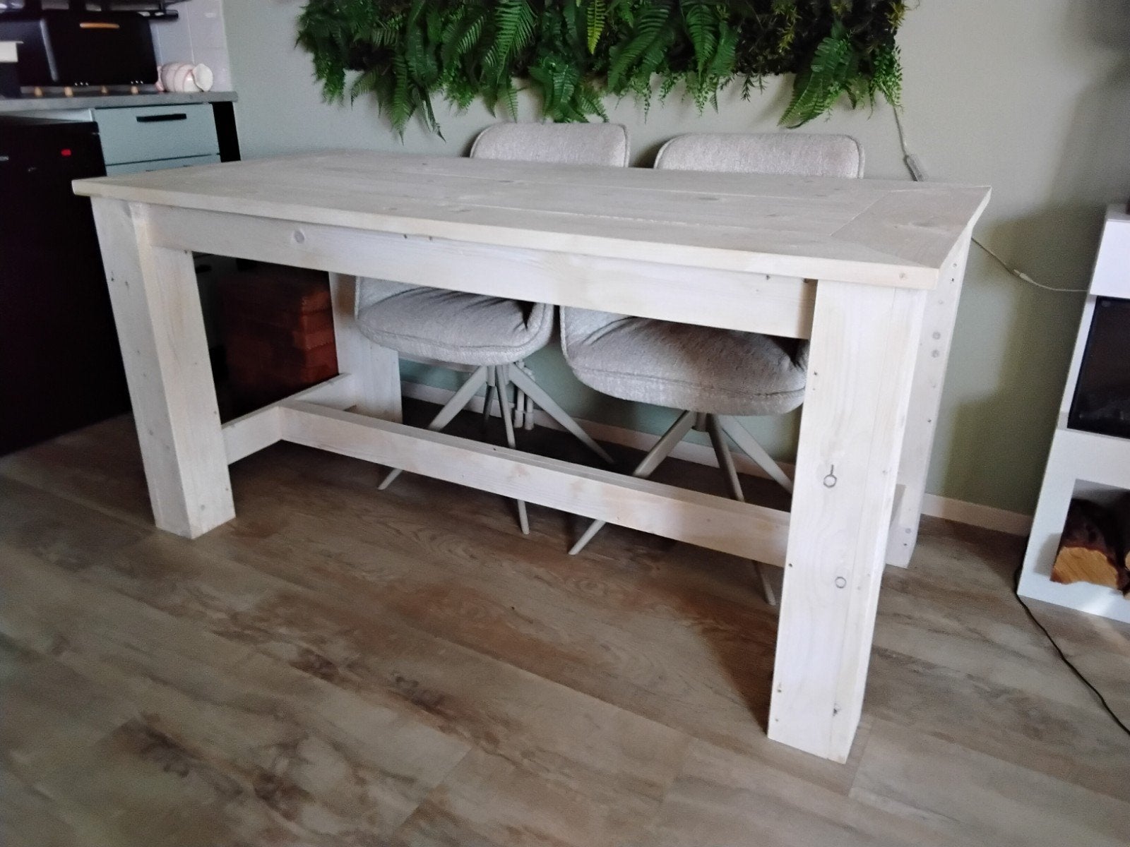 Robuuste houten eettafel - Handgemaakt. Nieuw €195.