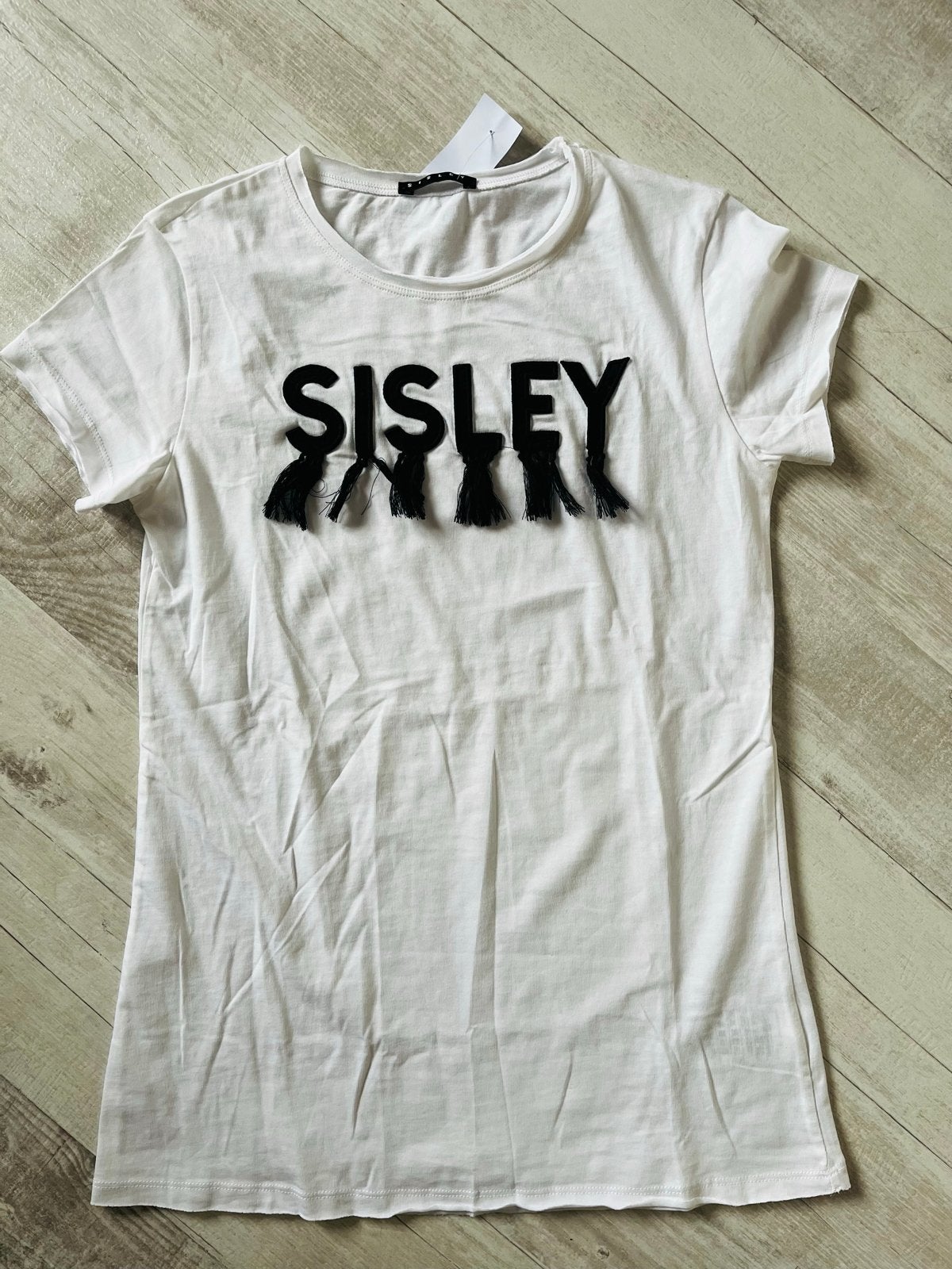 Sisley T-shirt wit met zwarte letters en kwastjes, maat 160, Ophalen of Verzenden, Nieuw, Meisje, Shirt of Longsleeve