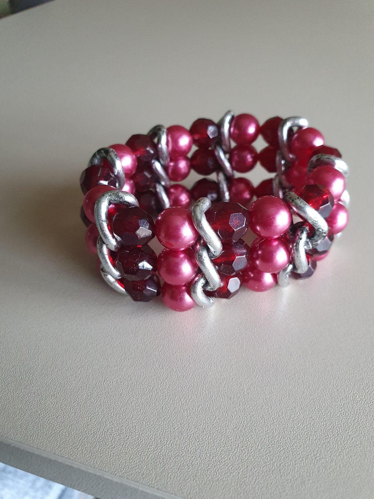 Rode en roze kralenarmband met zilverkleurige accenten, Overige materialen, Gebruikt, Ophalen of Verzenden, Met bedels of kralen
