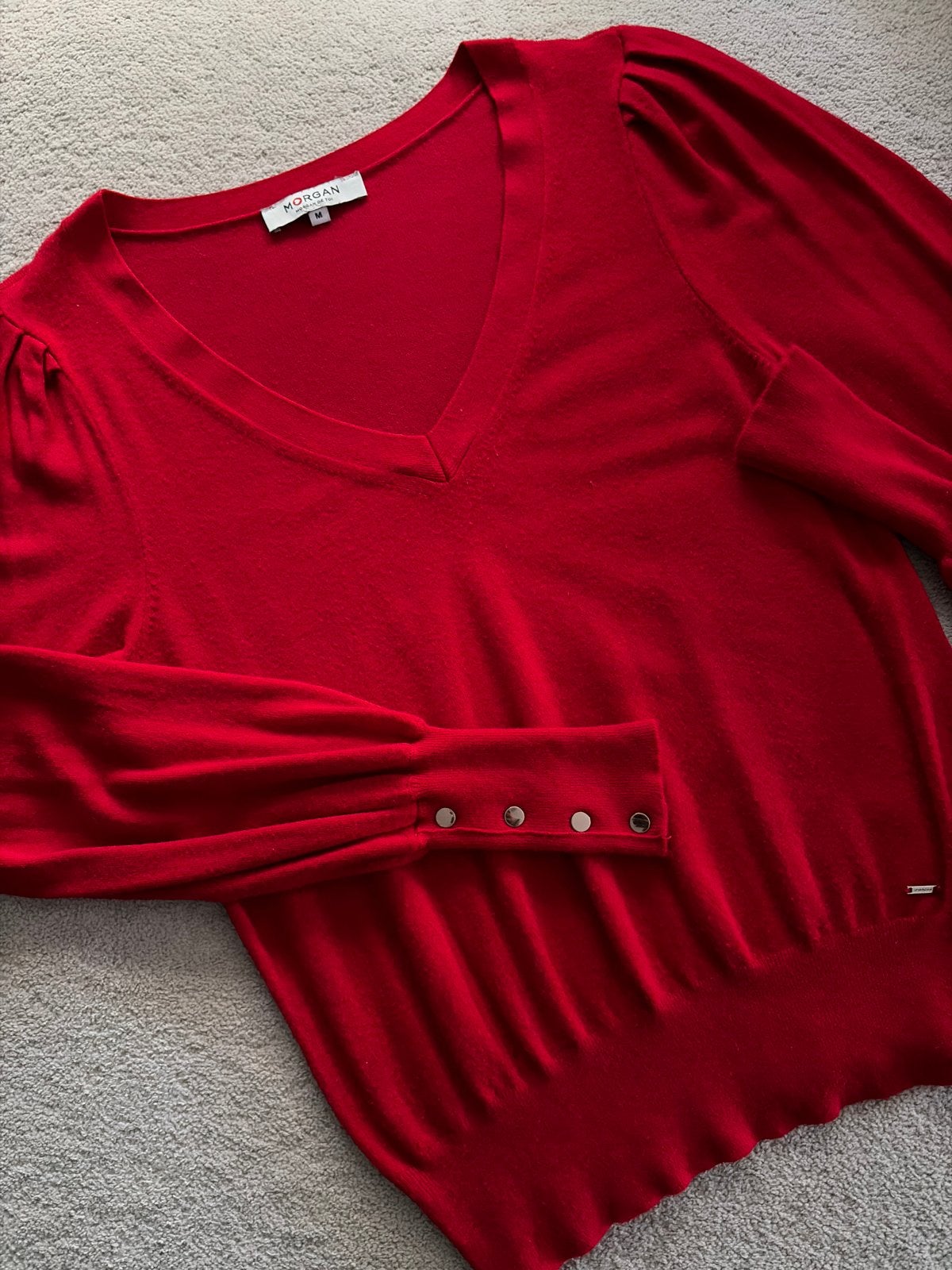 Morgan rode trui met V-hals en knoopdetails mt M, Kleding | Dames, Verzenden, Zo goed als nieuw, Maat 38/40 (M), Rood