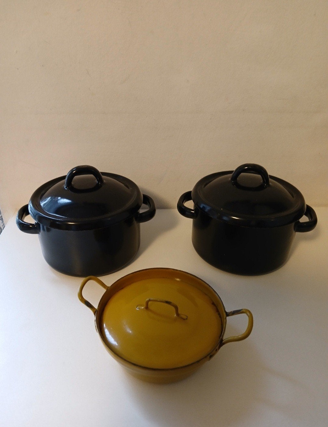 Oud emaille pannensetje- 2 zwarte pannen, 1 gele pan, Ophalen, Gebruikt, Pannenset, Met deksel