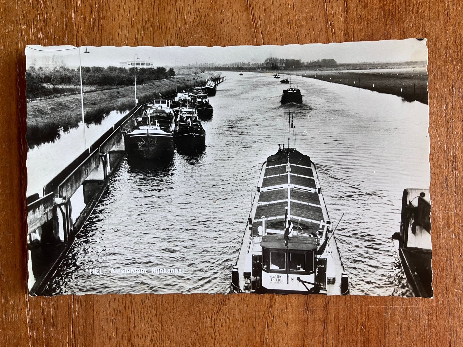 Vrachtschepen in het Amsterdam Rijnkanaal bij Tiel, Ophalen of Verzenden, Gebruikt, Motorboot, Kaart, Foto of Prent