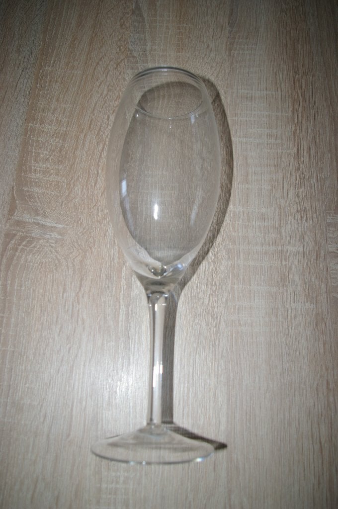 Groot wijnglas. Nieuw.    Het glas is 30,5 cm hoog., Ophalen of Verzenden, Nieuw, Glas