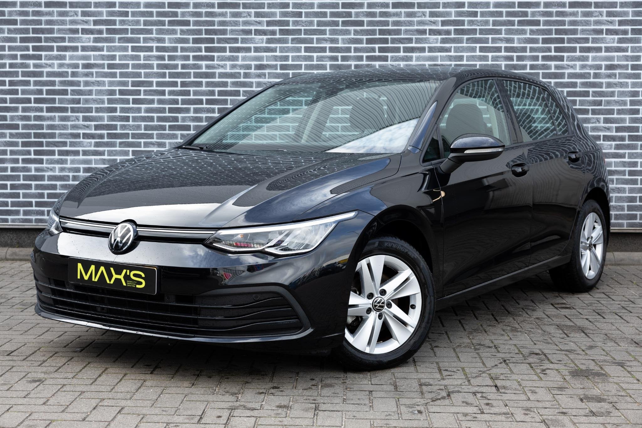 Volkswagen Golf 1.0 eTSI DSG Life | Navigatie Discover Media, Auto's, Stof, Gebruikt, Zwart, Bedrijf