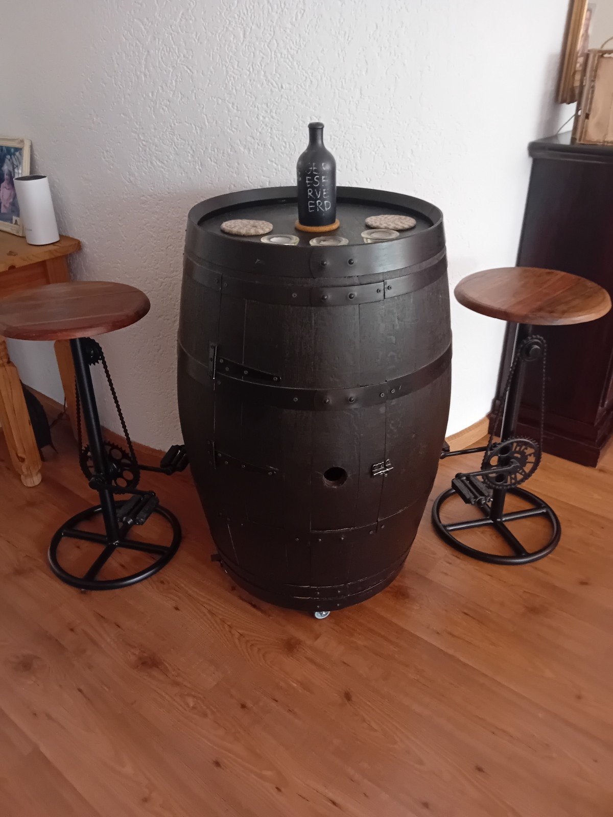Wijnvat/Bar/wijnrek op wielen met 2 vintage barkrukken, Ophalen, Nieuw, Inclusief barstoelen