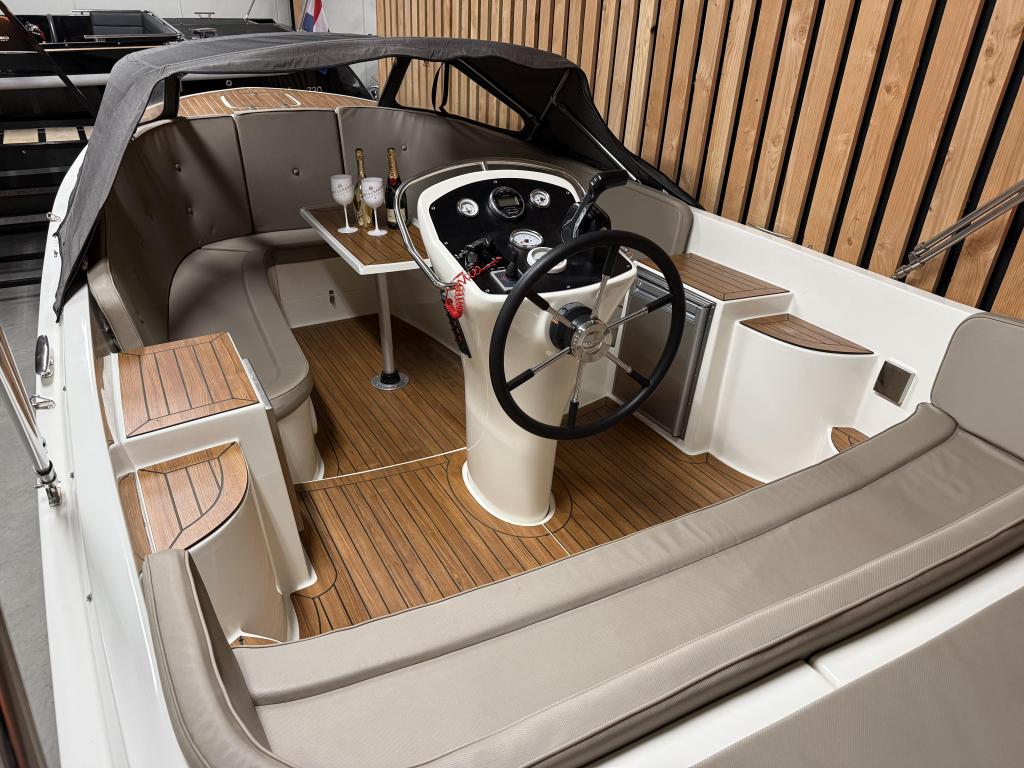 PRIMEUR 710 EXCLUSIVE '100PK SUZUKI' BOEGSCHR KOELKST AUDIO!, Watersport en Boten, Tender, Primeur, Zo goed als nieuw, Zonnedek