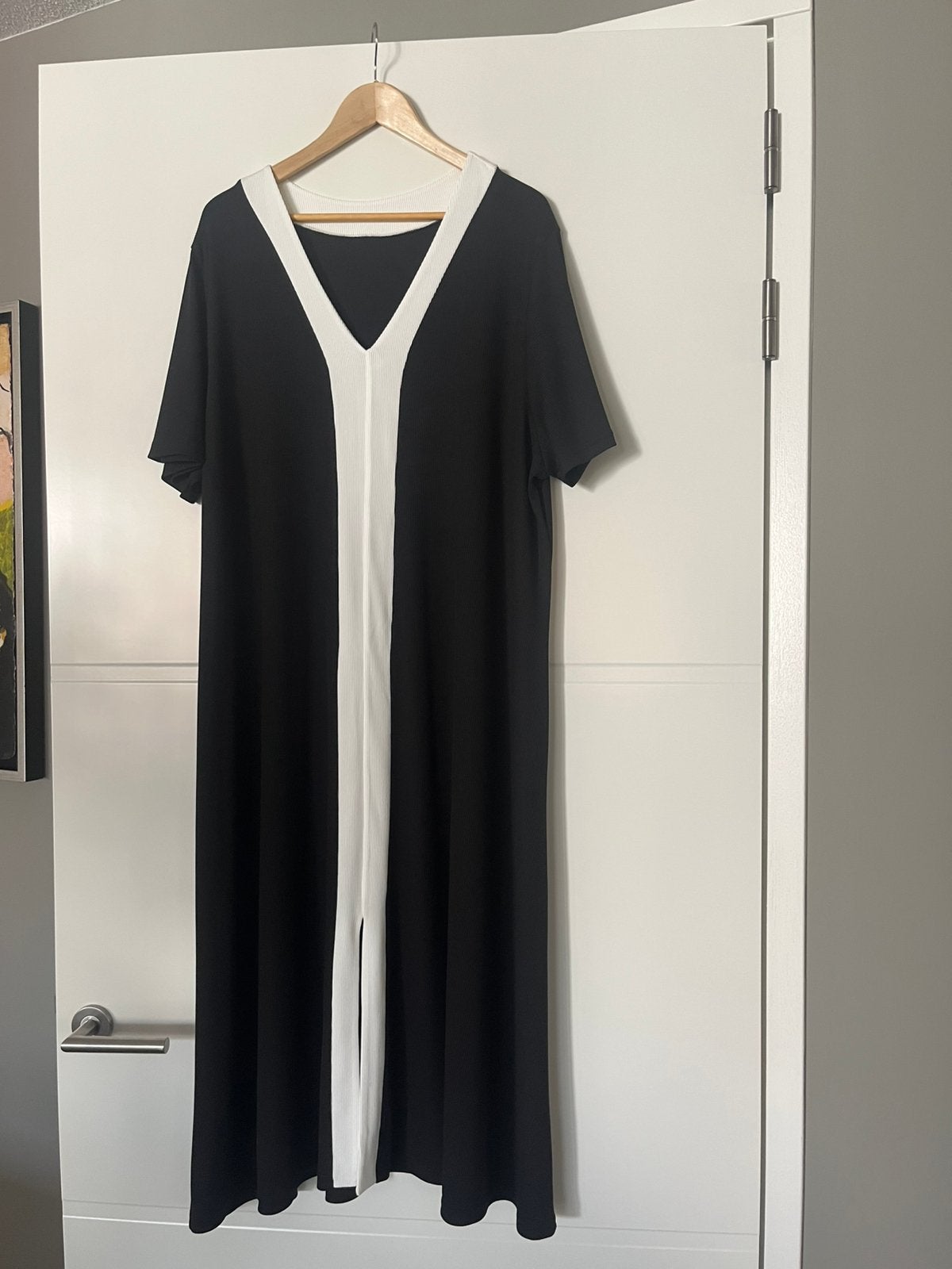 Zwarte maxi jurk met witte V-hals maat 54, Ophalen of Verzenden, Nieuw, Zwart, Jurk