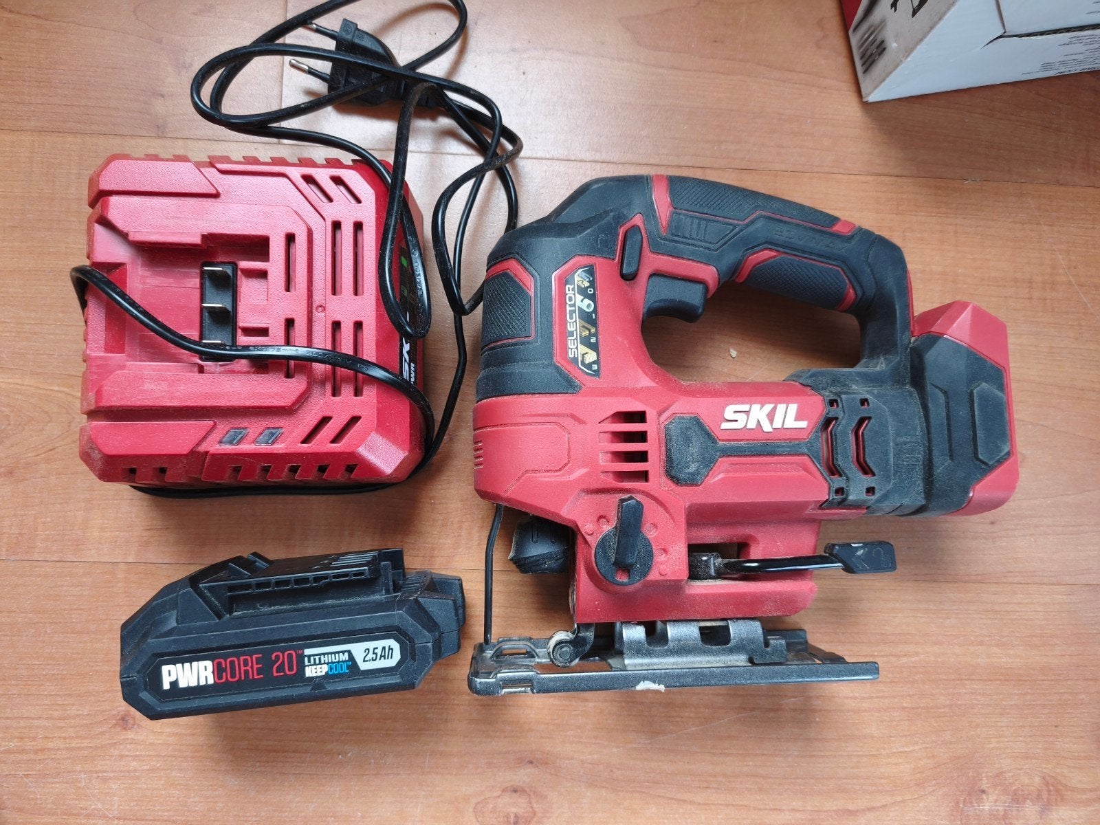 SKIL 20V MAX Decoupeerzaag met PWRCORE 20 accu en lader, Ophalen, Decoupeerzaag, Zo goed als nieuw, SKIL
