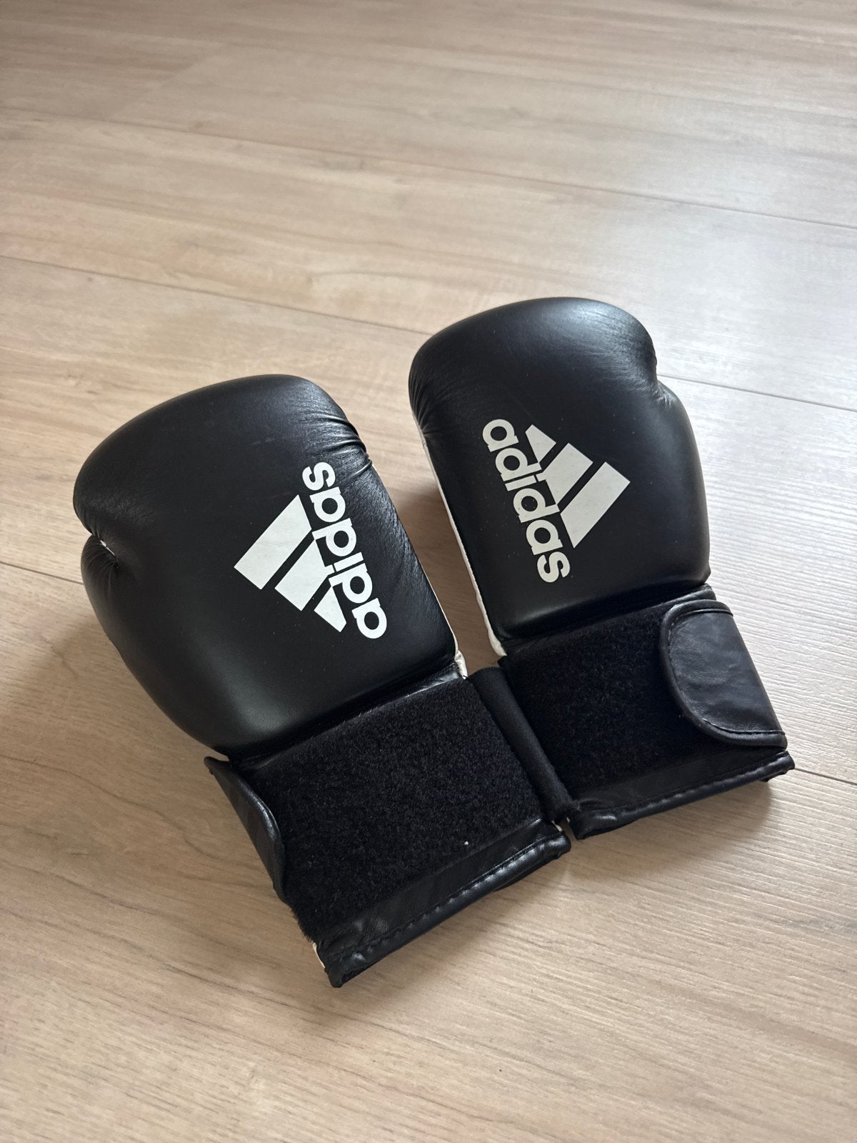 Adidas bokshandschoenen en Rumble scheenbeschermers, Sport en Fitness, Boksen, Gebruikt, Bokshandschoenen, Ophalen of Verzenden