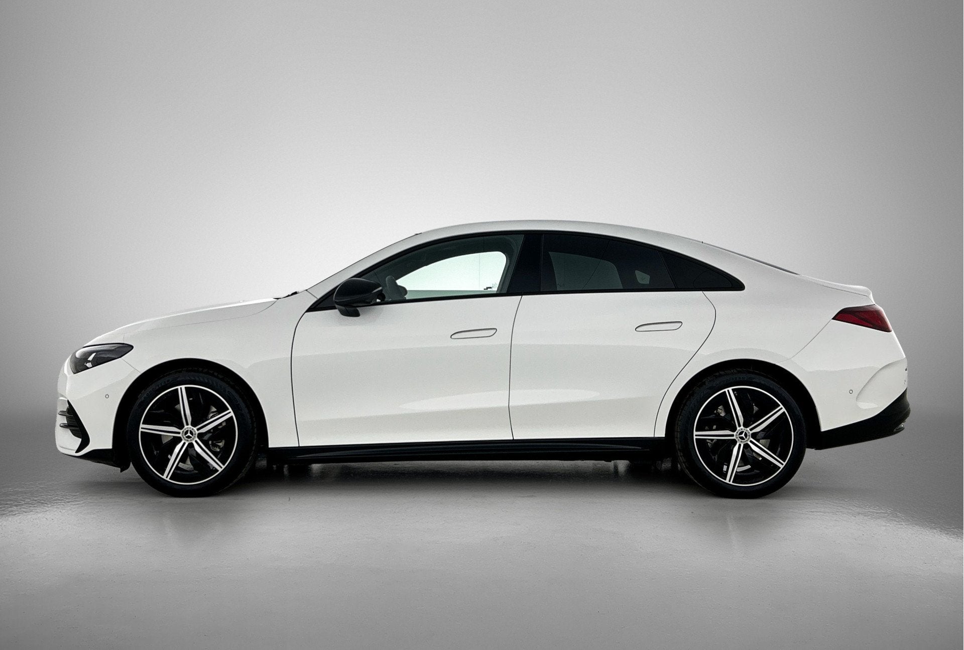 Mercedes-Benz CLA-Klasse 200 AMG Nightpakket 58 kWh | Panora, Auto's, Zwart, Wit, Origineel Nederlands, 165 pk