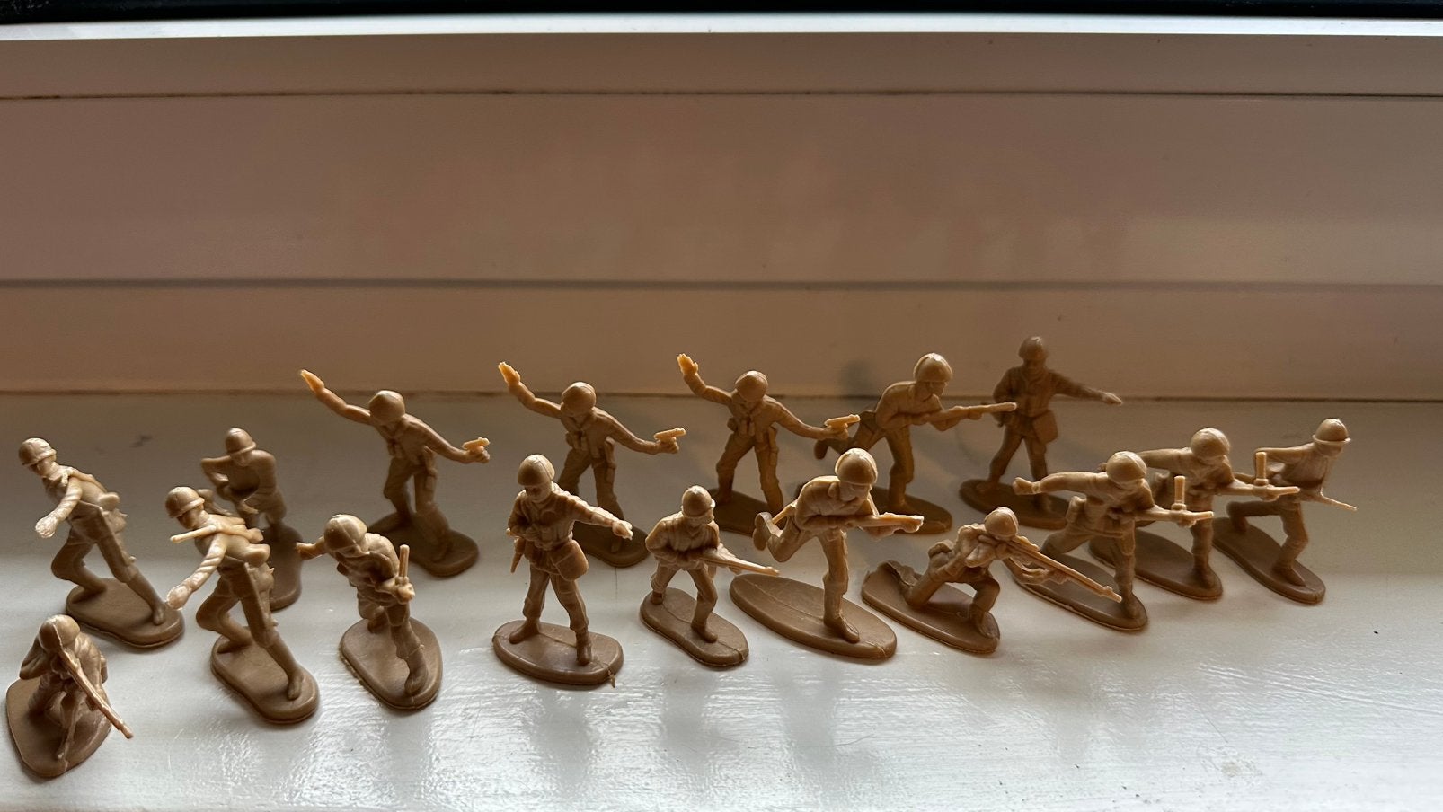 Vintage Plastic Toy Soldiers – Green & Beige – Set of 18, Ophalen, Gebruikt, Beige, Overige materialen