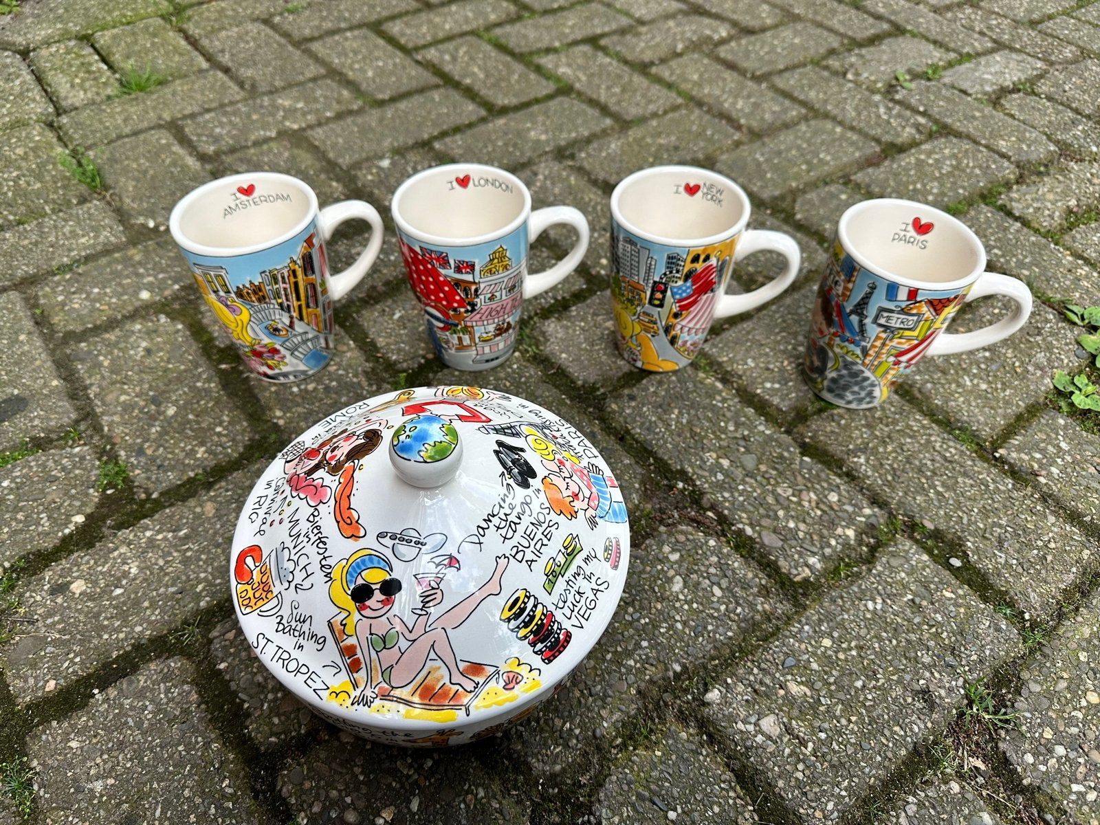Blond Amsterdam Servies: 4 Mokken & 1 Schaaltje, Ophalen of Verzenden, Nieuw, Keramiek, Kop(pen) en/of Schotel(s)