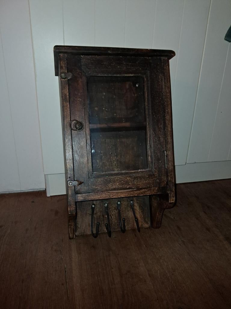 Brocant wandkastje, Ophalen