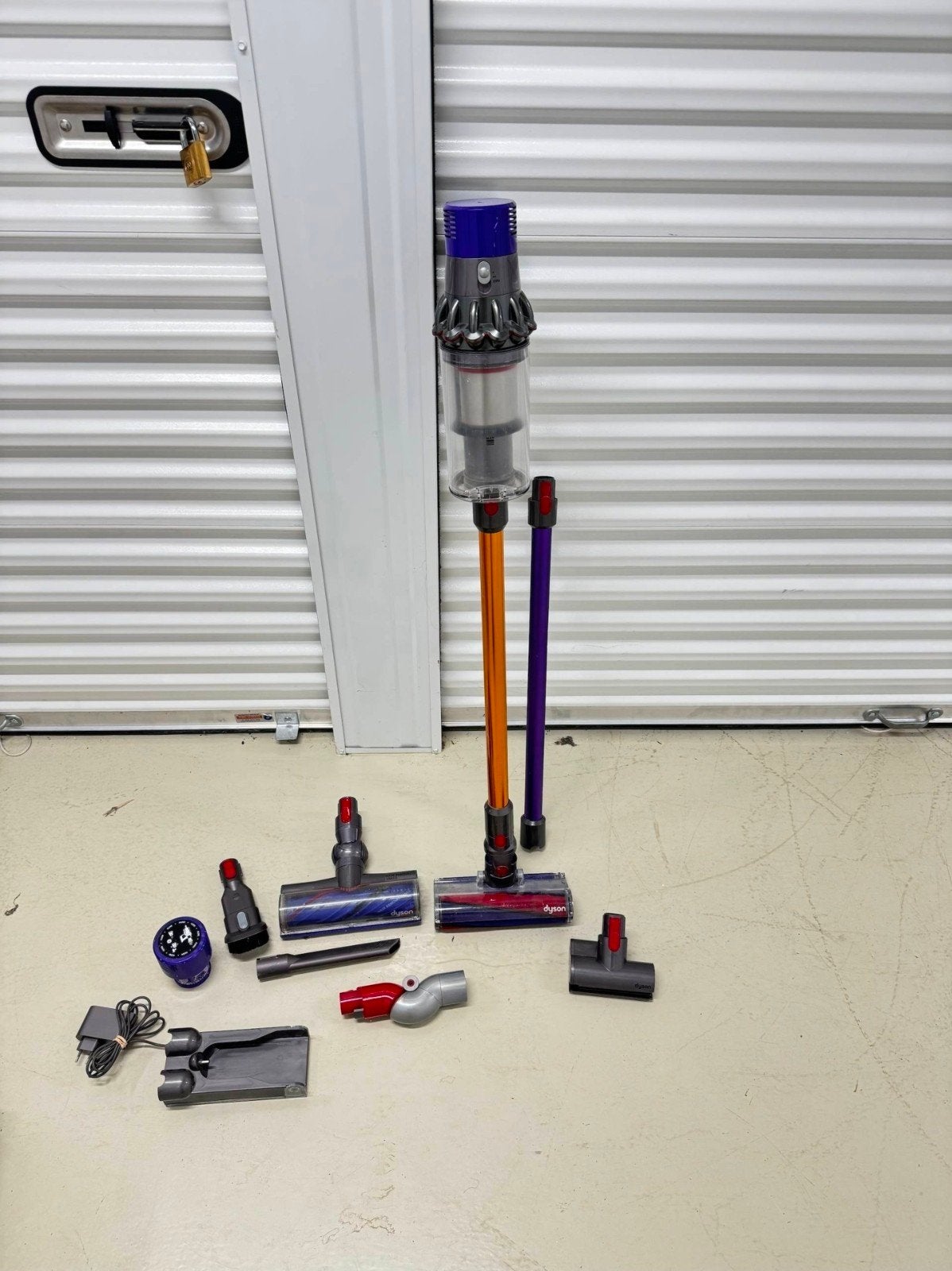 Dyson V10 Absolute Draadloze Steelstofzuiger, Gebruikt, Support@dyson.nl, Dyson Ltd., Geschikt voor tapijt