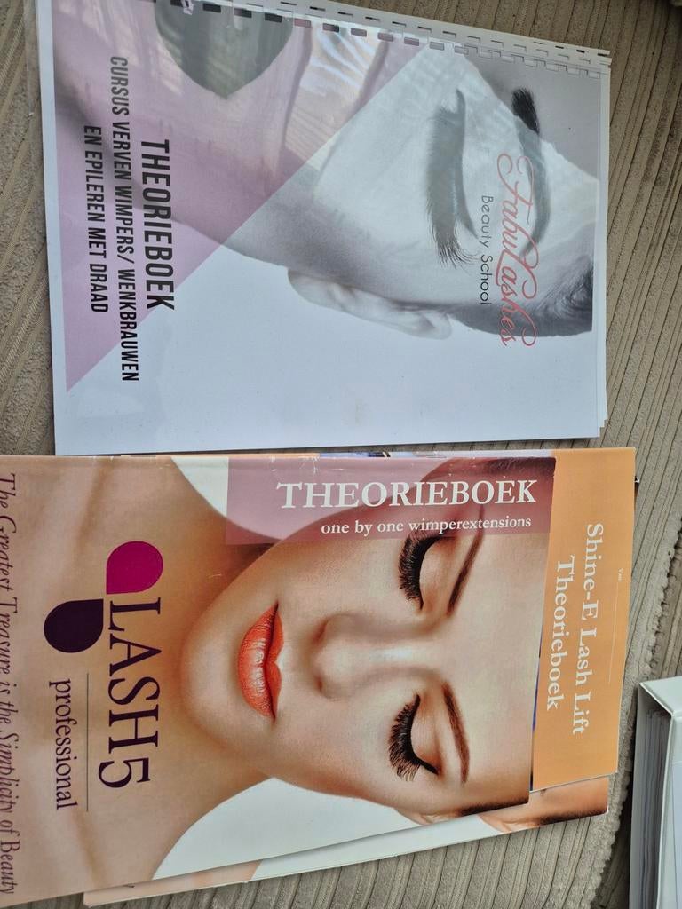 Theorieboek wimperextensions, lash lift, wimpers verven, Ophalen of Verzenden, Beta