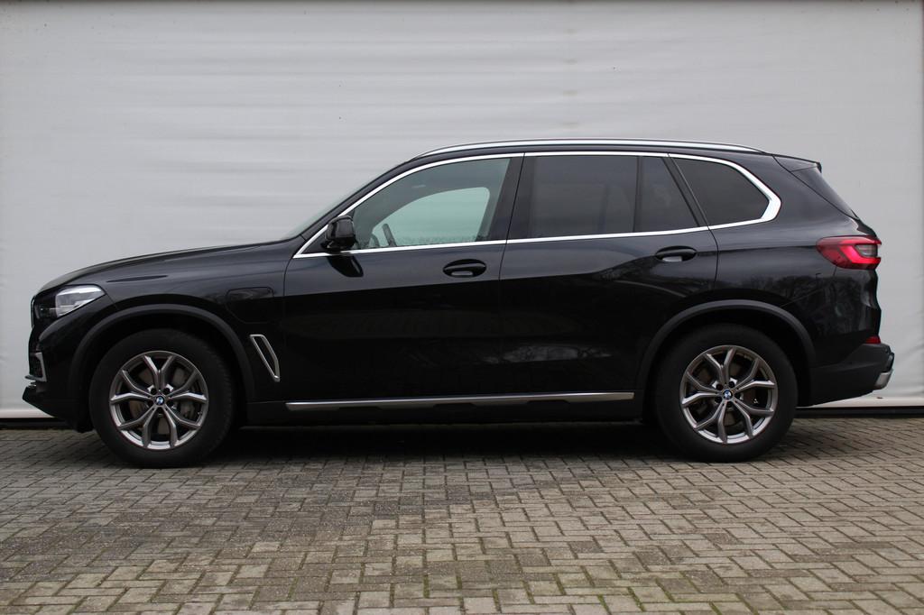 BMW X5 xDrive45e High Executive xLine Automaat / Comfort Acc, Gebruikt, Met garantie (alle), Metallic lak, Zwart