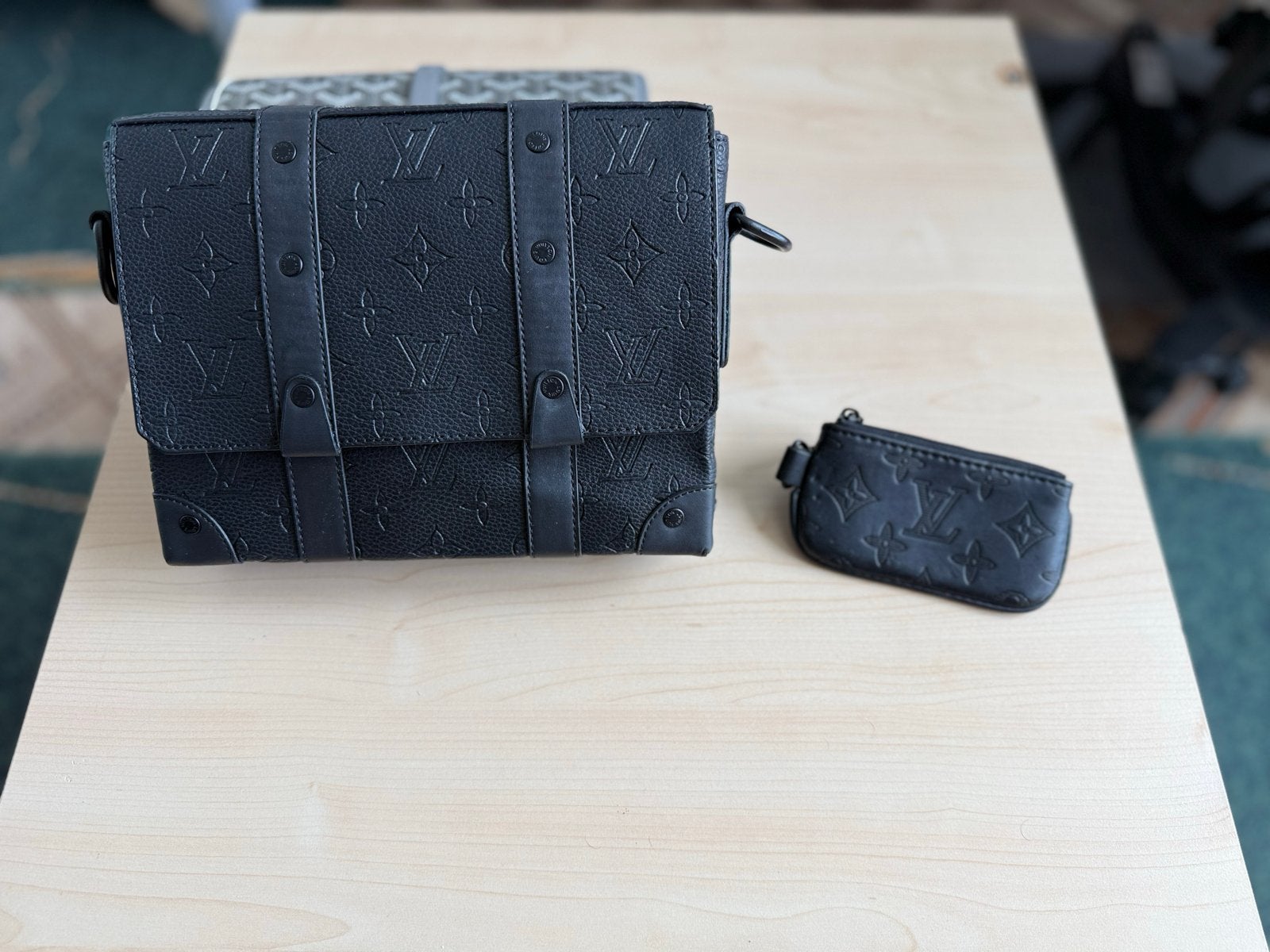 Louis Vuitton Schoudertas met bijpassende sleuteletui, Ophalen of Verzenden, Zo goed als nieuw, Zwart, Schoudertasje