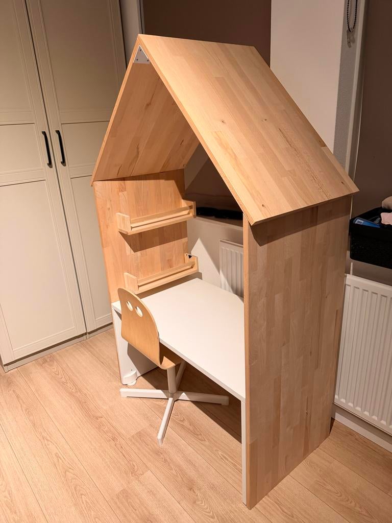 Huisje bureau voor kinderen met stoel en boekenplankjes, Ophalen, Zo goed als nieuw, Tafel(s) en Stoel(en)