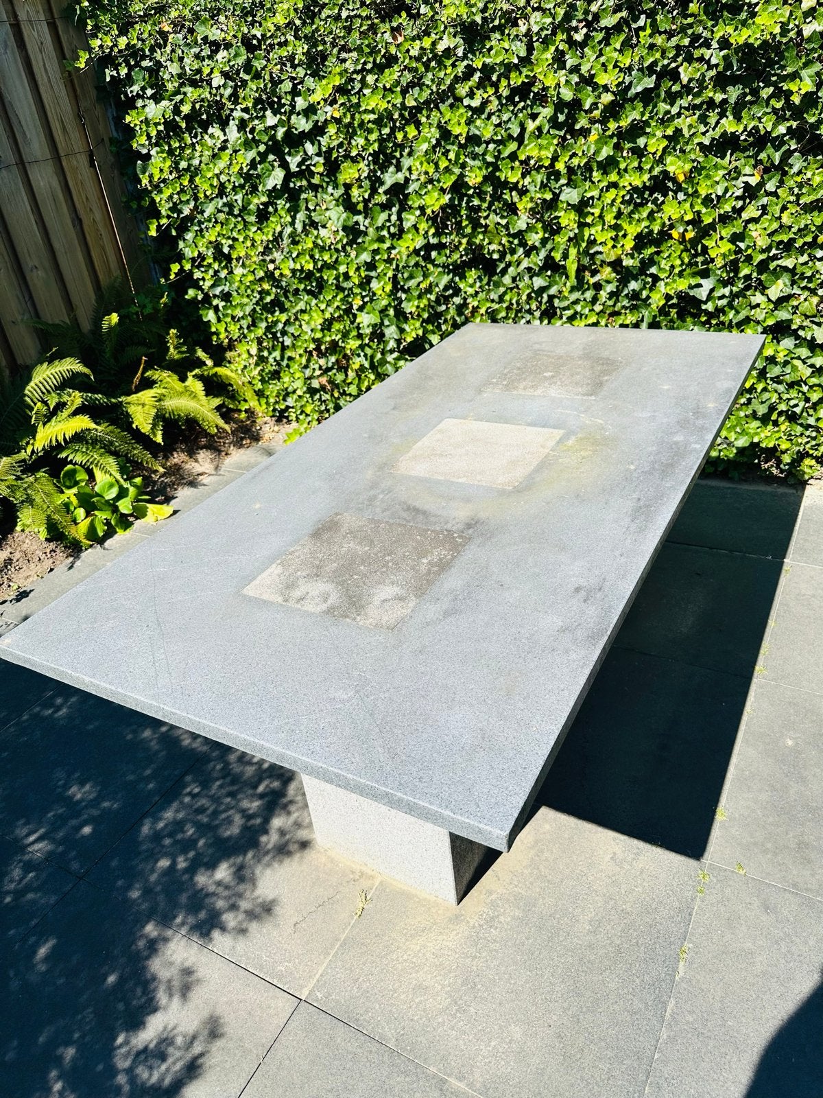 GRATIS; Robuuste natuurstenen tuintafel - Gebruikt, Ophalen, Gebruikt, Rechthoekig, Overige materialen