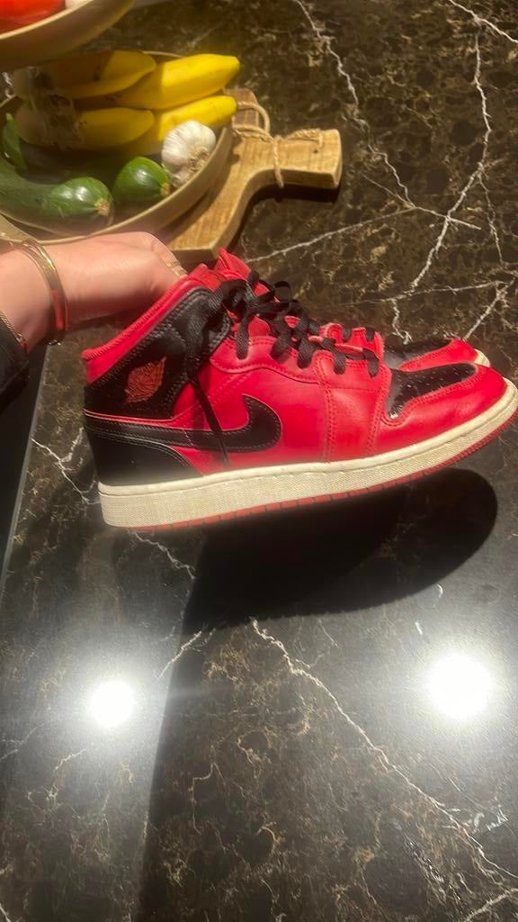 jordan 1s mid banned, Kleding | Heren, Schoenen, Overige kleuren, Sportschoenen, Ophalen of Verzenden, Zo goed als nieuw