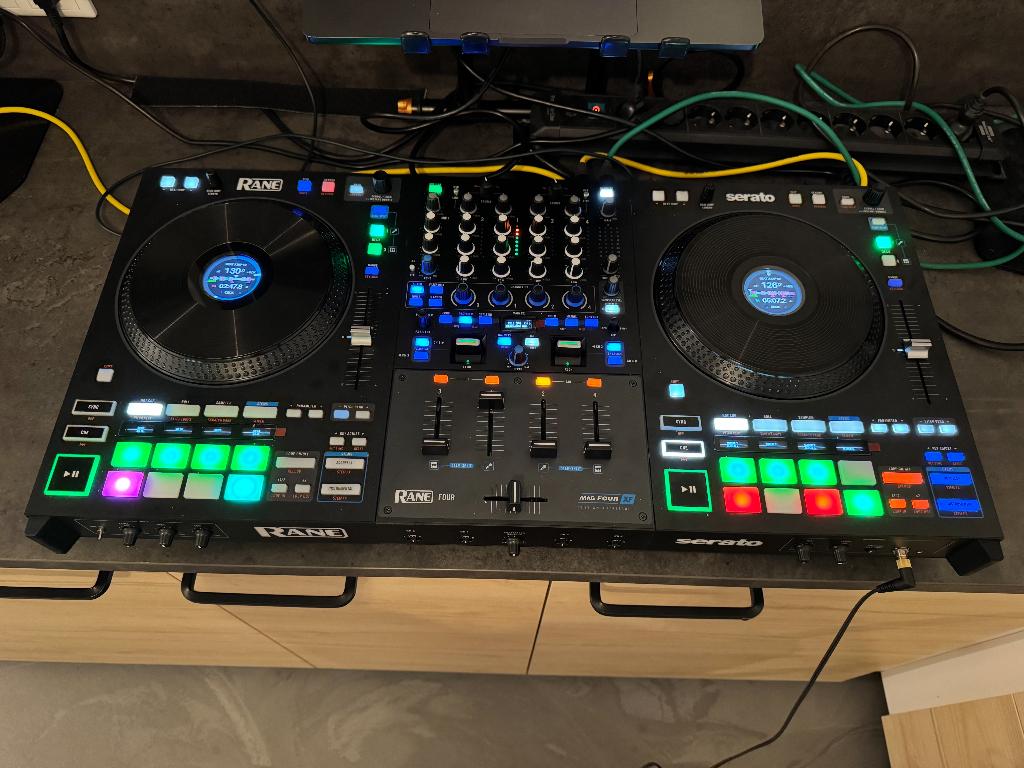 ZGAN Rane FOUR + UDG Flightcase + Decksaver + Forest USB, Ophalen, Zo goed als nieuw, Dj-set, Overige merken