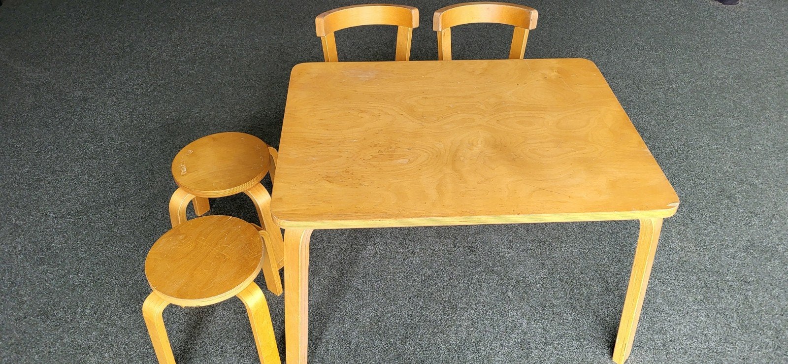 Houten kinderzitgroep: tafel met 2 stoelen en 2 krukjes, Kinderen en Baby's, Kinderkamer | Tafels en Stoelen, Ophalen, Gebruikt