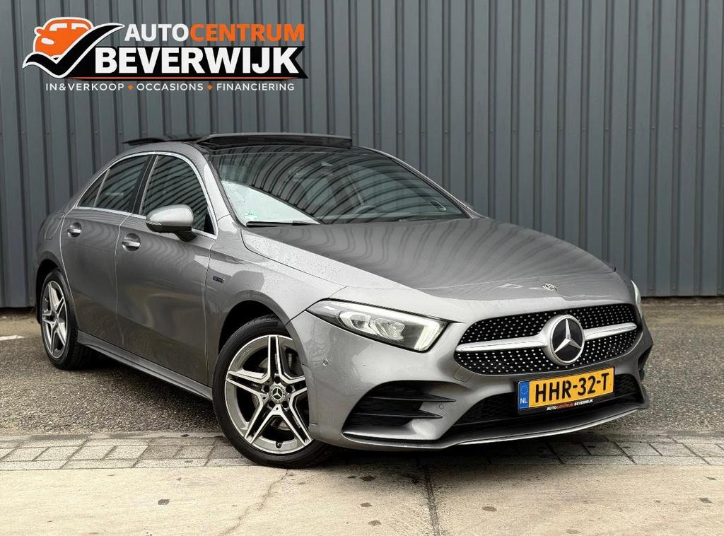 Mercedes-Benz A-Klasse A250e AMG 218pk AUT 2020 Grijs Pano, Auto's, Mercedes-Benz, 4 cilinders, Parkeerassistent, Bedrijf, Hybride Elektrisch/Benzine