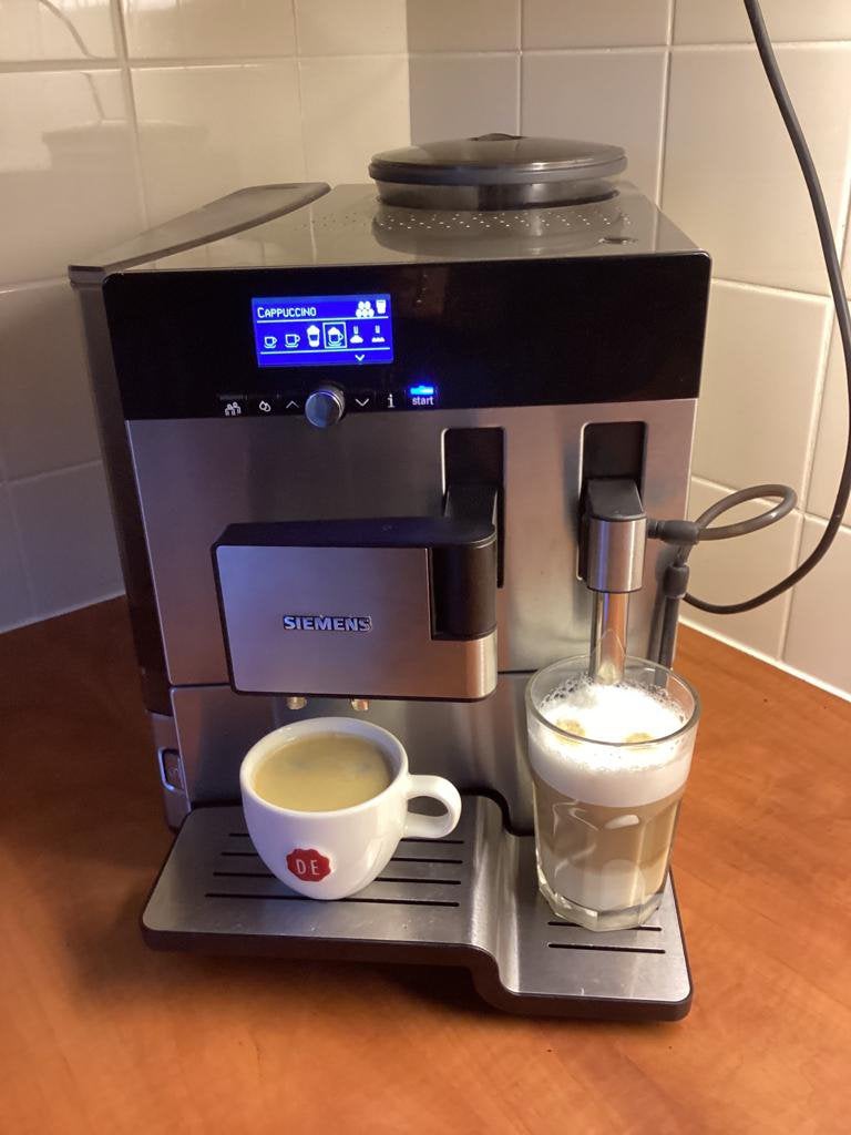 Siemens EQ8 Professioneel (In prima staat) (1299 Euro), Ophalen of Verzenden, Zo goed als nieuw, Koffiemachine