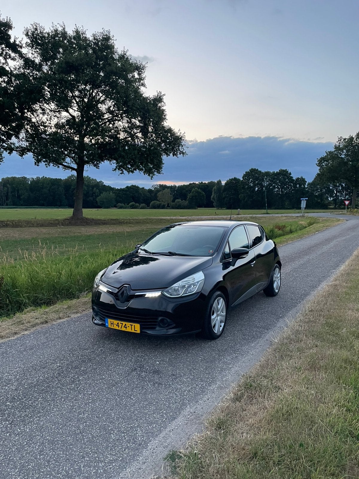 Renault Clio 0.9 TCE 66KW 5-DRS 2015 Zwart, Auto's, Renault, Voorwielaandrijving, 898 cc, Stof, 40 €/maand