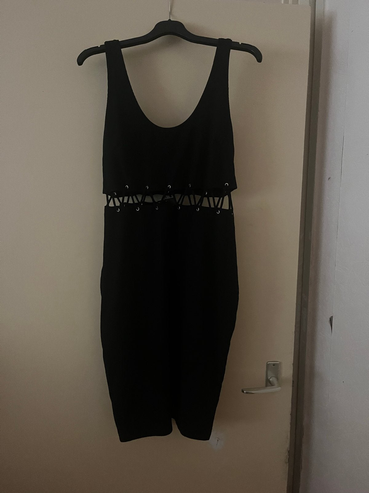 H&M Zwarte Jurk Maat 42 Nieuw met Cut-outs, Ophalen of Verzenden, Nieuw, Maat 42/44 (L), Zwart