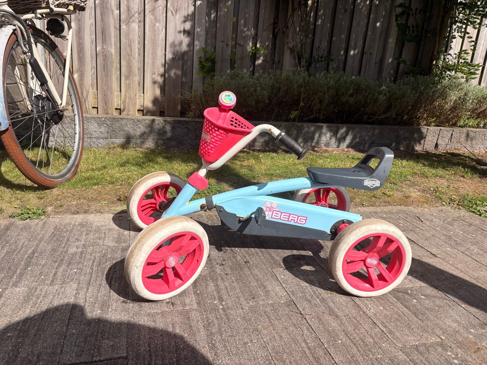 BERG Buzzy skelter met mandje - Blauw/Roze, Ophalen, Gebruikt, Loopfiets