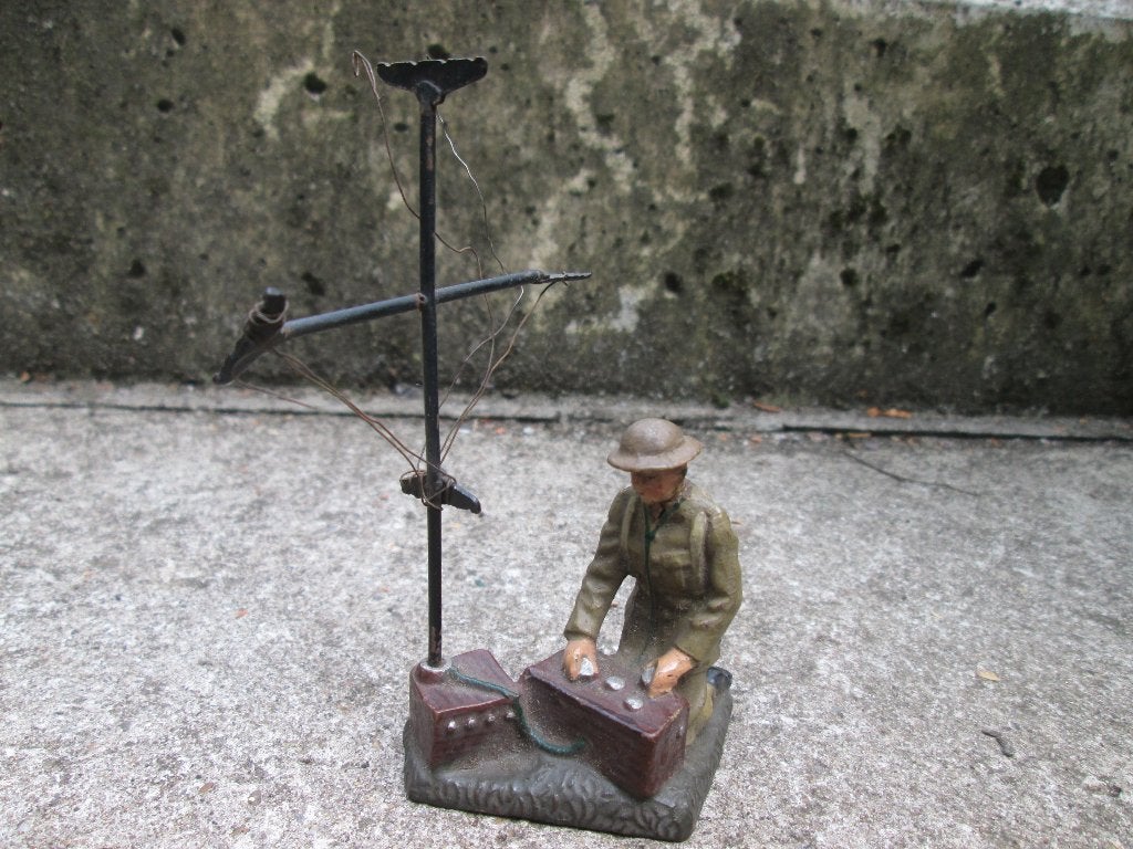 LINEOL elastolin Engelse soldaat met veldradio zendermast., Ophalen of Verzenden, Landmacht, Nederland