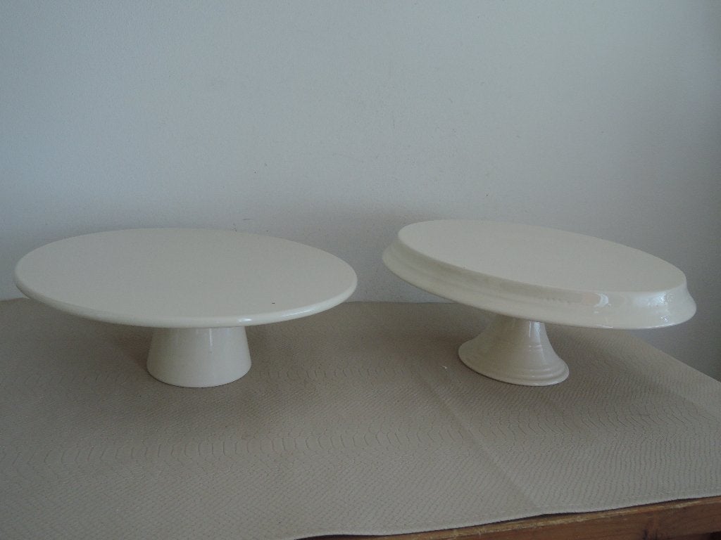 Twee onbeschadigde beige schalen op voet, Huis en Inrichting, Ophalen of Verzenden, Zo goed als nieuw, Taartplateau, Steen/keramiek