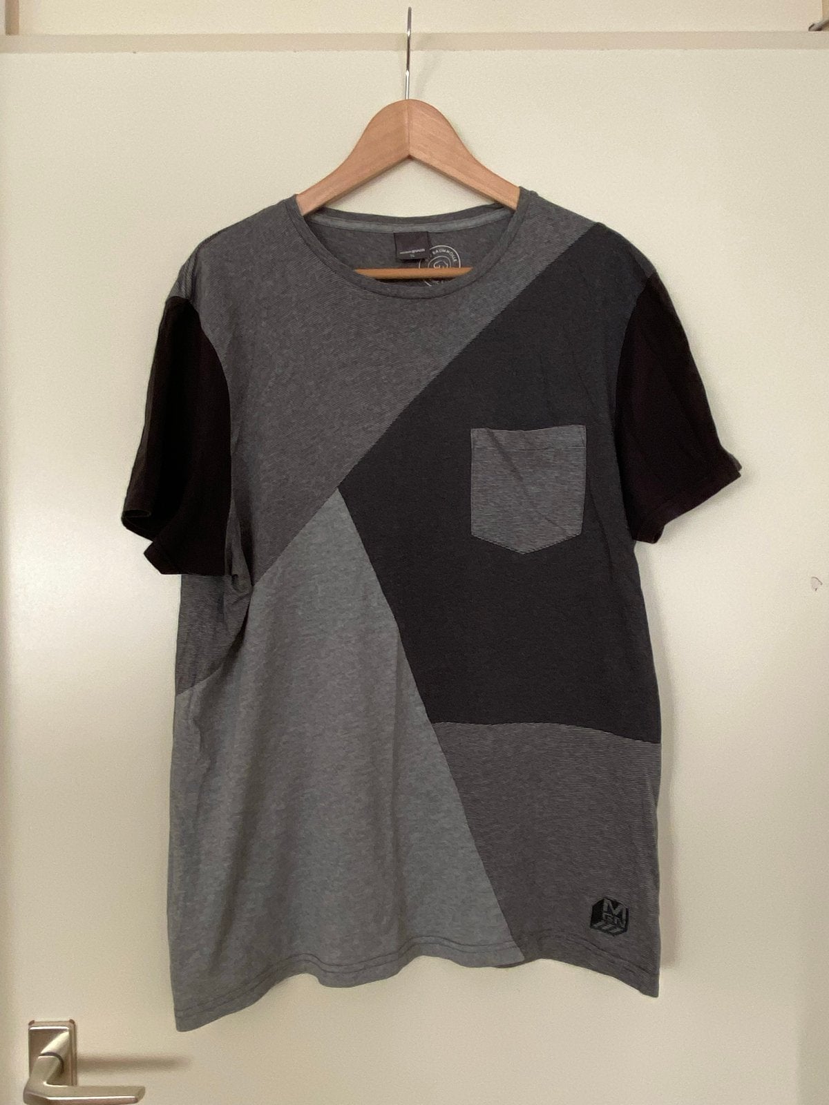 Manguun heren T-shirt met patchwork design - Maat XL, Kleding | Heren, Ophalen of Verzenden, Gedragen, Maat 56/58 (XL), Grijs