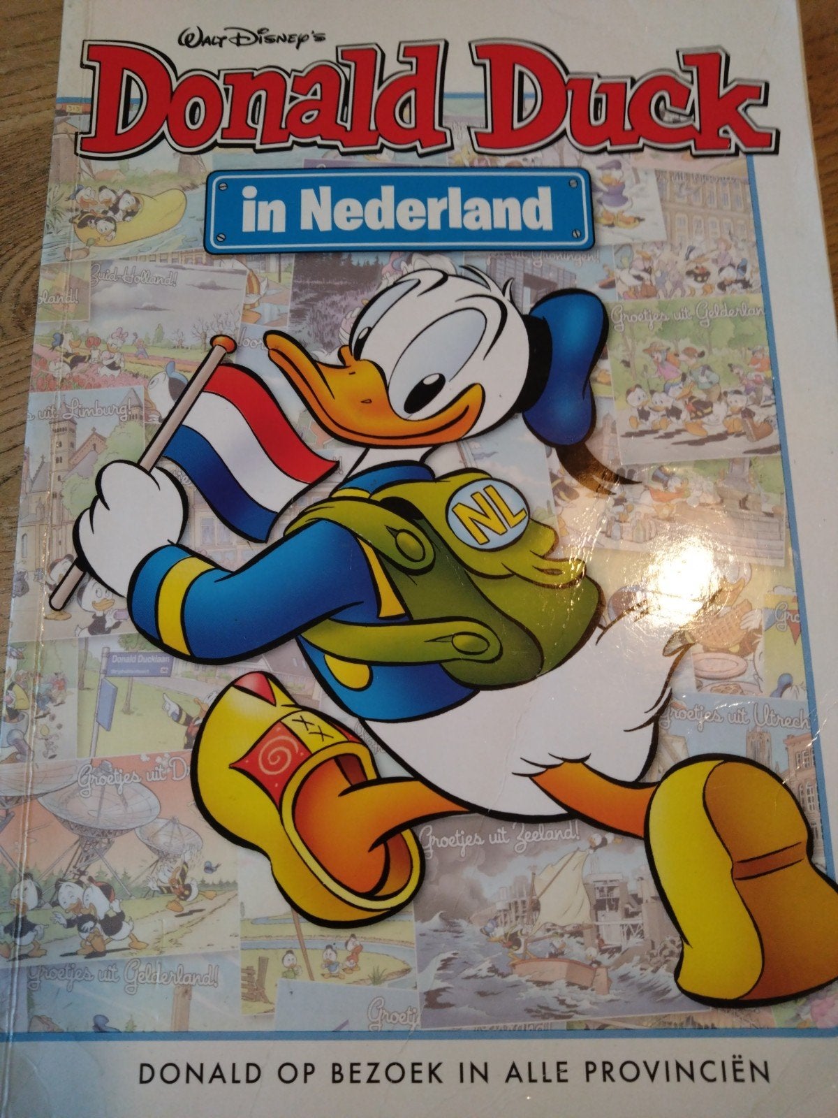 Donald Duck in Nederland - Groetjes uit Nederland!, Boeken, Stripboeken, Gelezen, Ophalen of Verzenden, Walt Disney, Eén stripboek