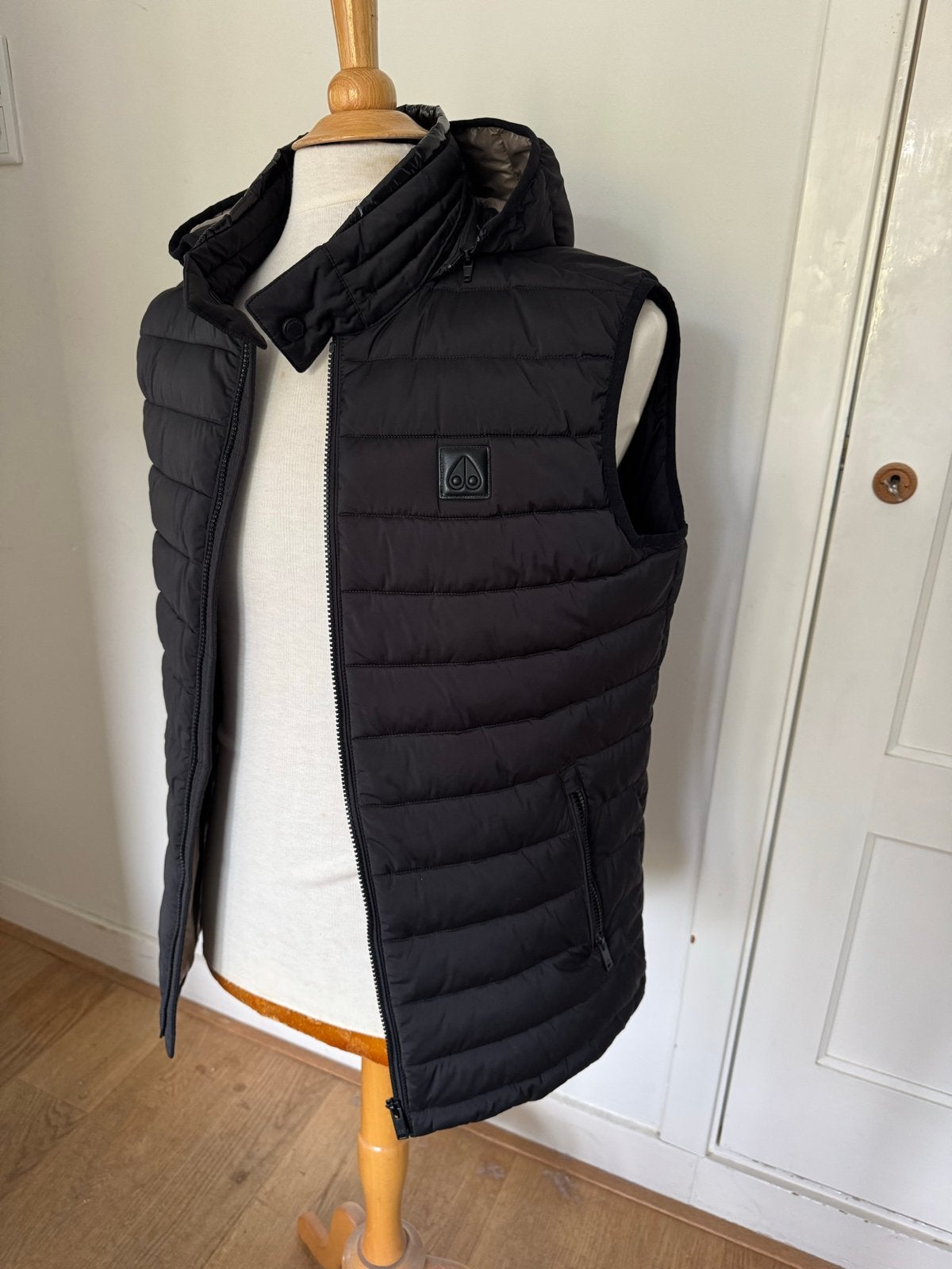 Moose Knuckles bodywarmer met capuchon - Maat M, Ophalen of Verzenden, Zo goed als nieuw, Maat 48/50 (M), Zwart