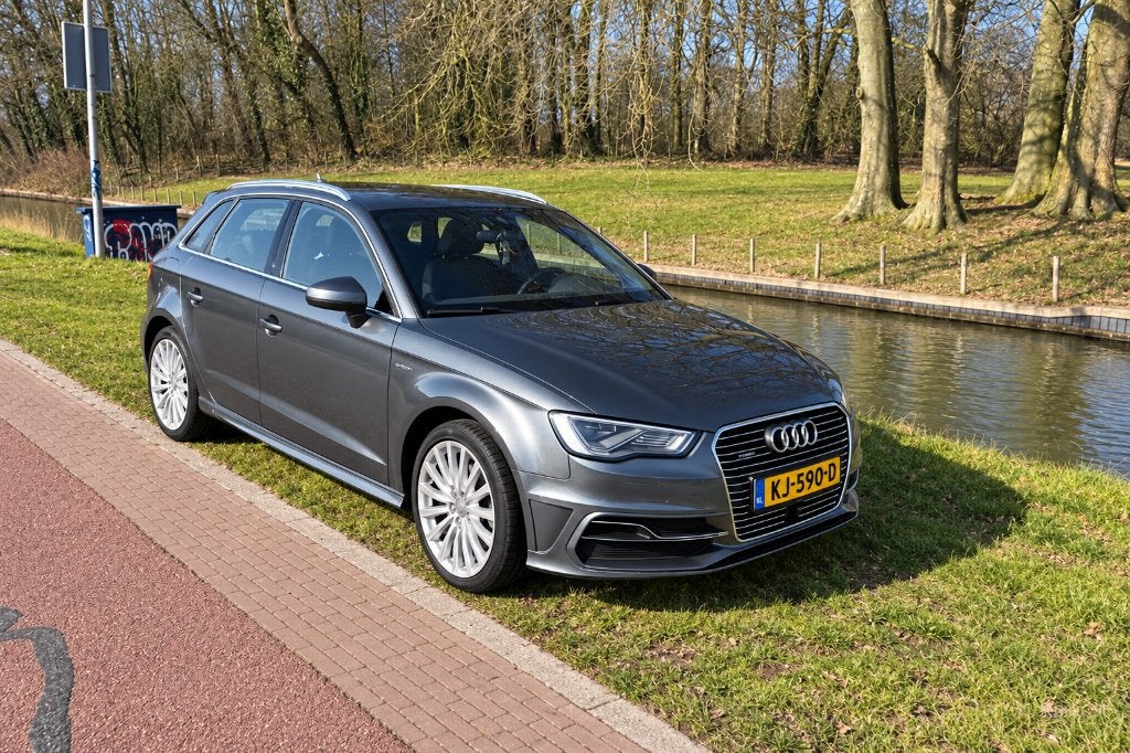 Audi A3  E-tron Phev S Tronic 2015 Grijs, Parkeerassistent, 4 cilinders, 1395 cc, Grijs