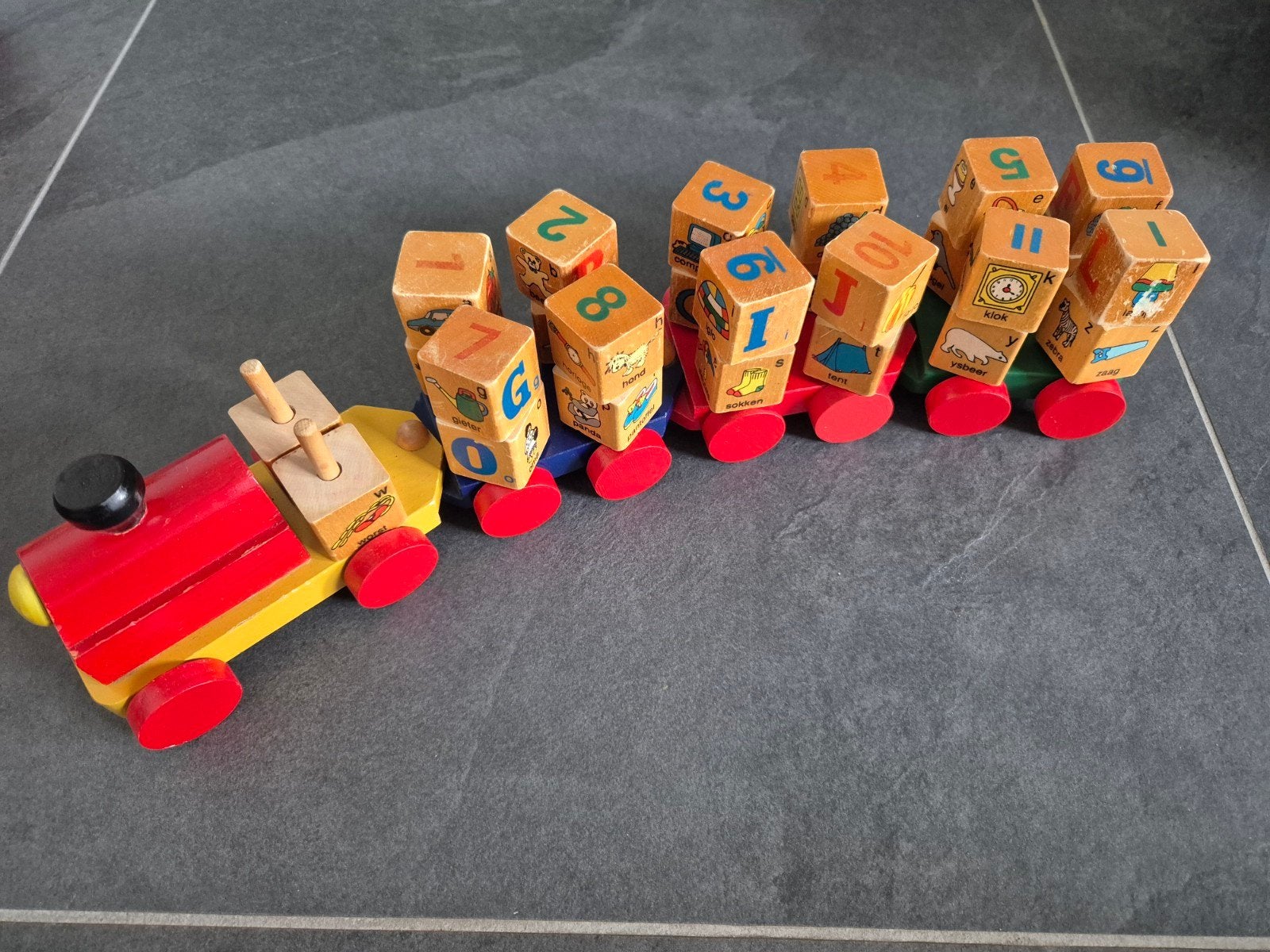 Houten treinen met blokken en figuren, Ophalen of Verzenden, Zo goed als nieuw, Duw- of Trekspeelgoed