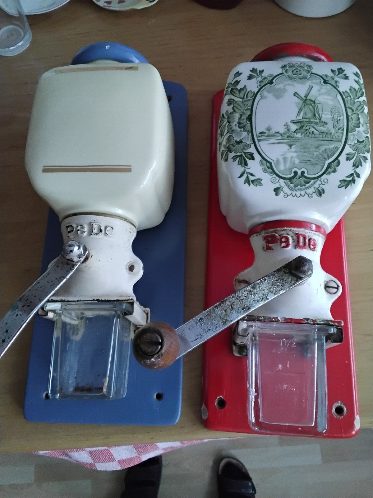 2x Vintage PeDe koffiemolens jaren '40-'50, Antiek en Kunst, Ophalen