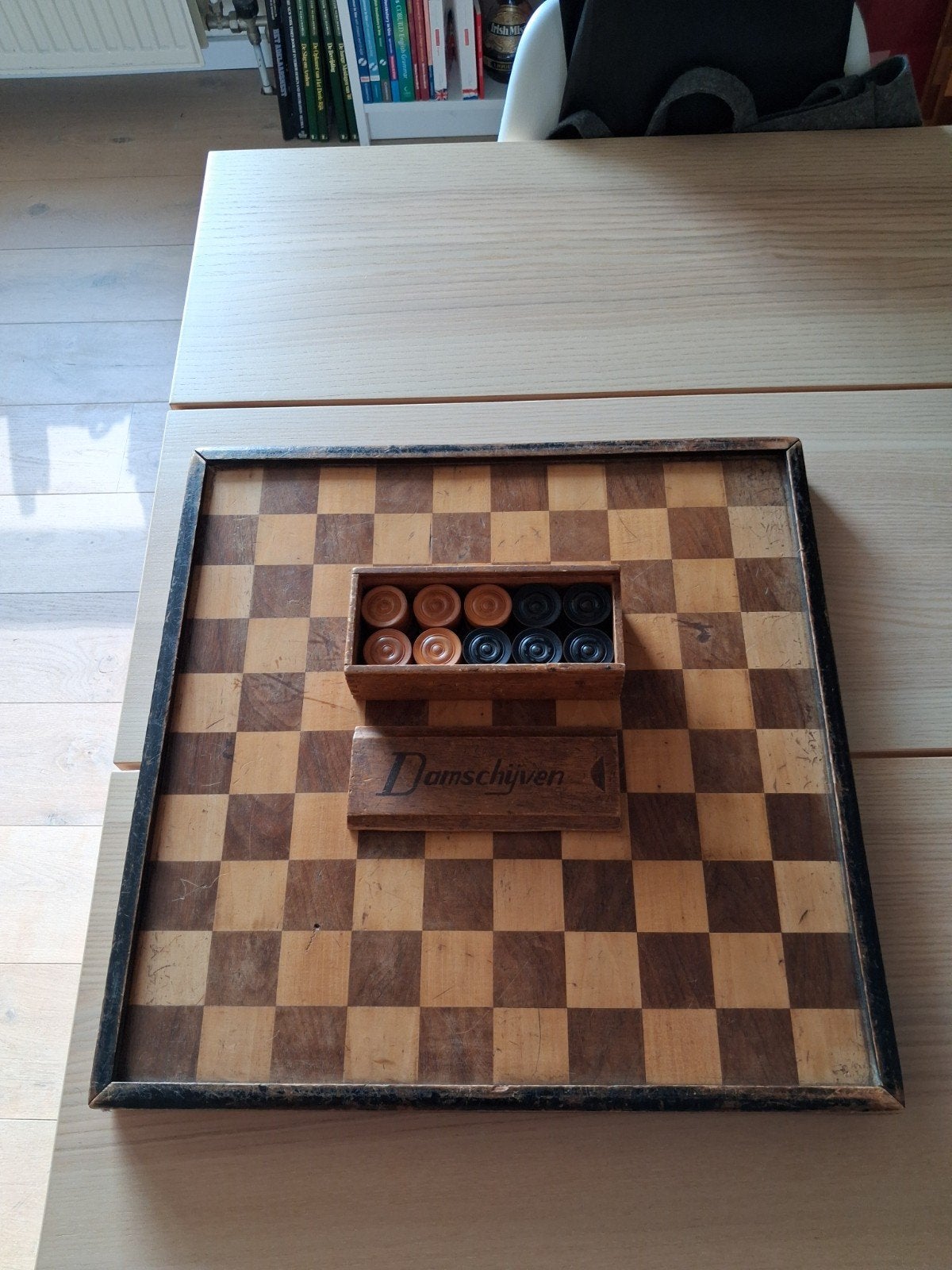 Antiek dam -en schaakbord + antieke damstenen, Hobby en Vrije tijd, Gezelschapsspellen | Bordspellen, Een of twee spelers, Ophalen of Verzenden