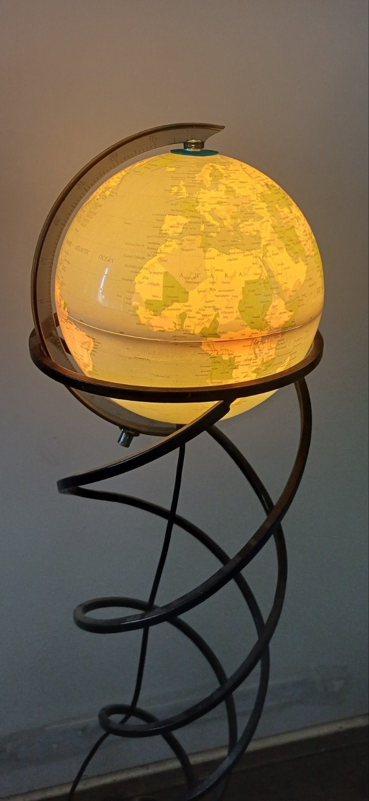 Prachtige wereldbol in vintage spiraal, Ophalen of Verzenden, Zo goed als nieuw