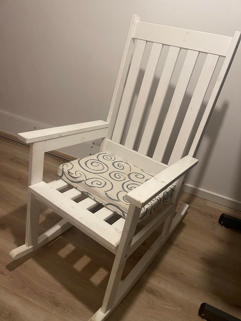 Witte schommelstoel voor babykamer - Comfortabel & Stijlvol, Kinderen en Baby's, Kinderkamer | Tafels en Stoelen, Ophalen of Verzenden
