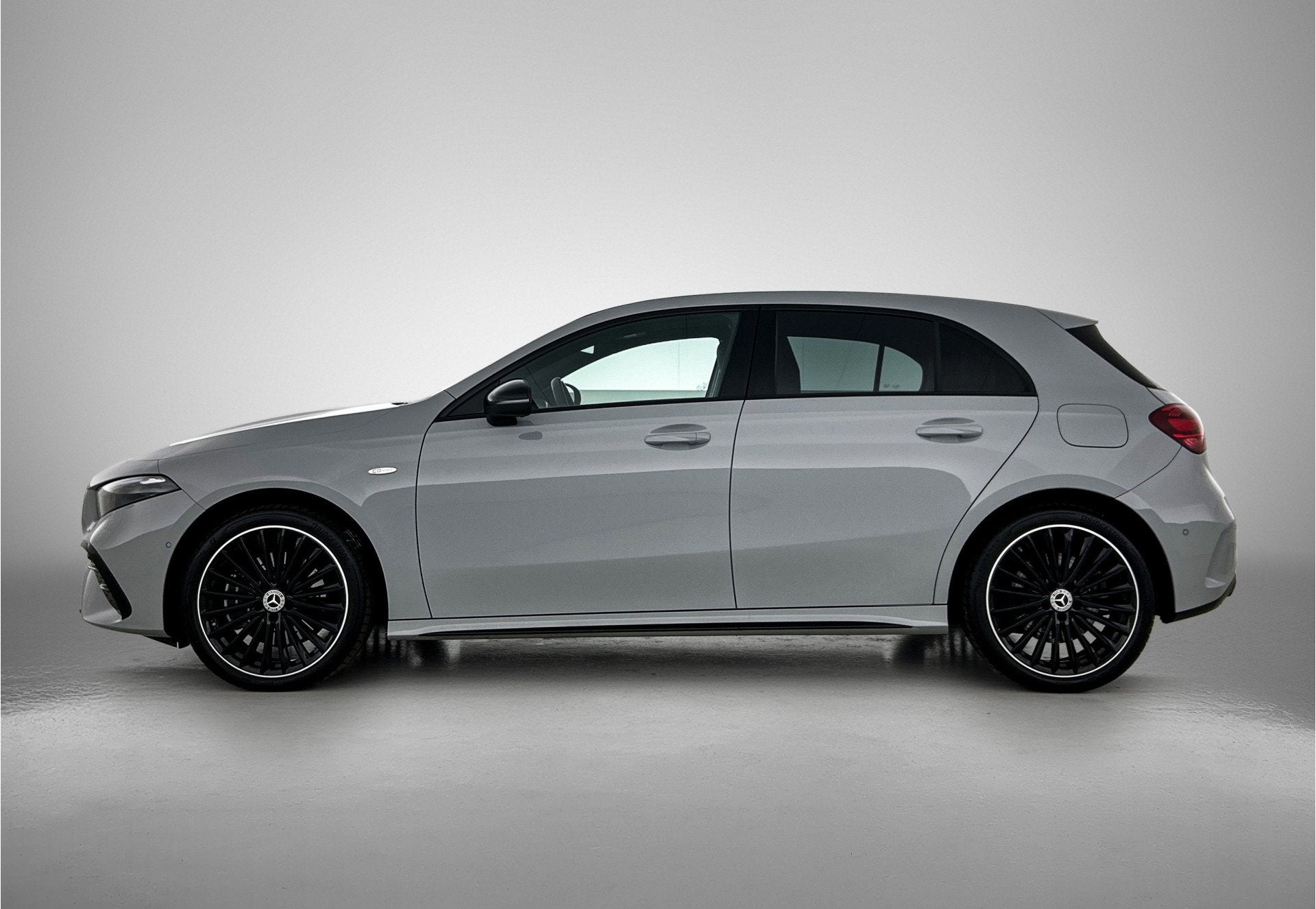 Mercedes-Benz A-Klasse 250 e AMG Plug-In Hybride AMG Line |, 12 maanden, Gebruikt, 4 cilinders, Bedrijf