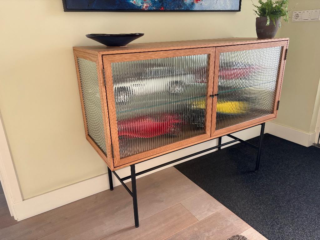 Vitrinekastje, Ophalen, Met deur(en), 100 tot 150 cm, Zo goed als nieuw