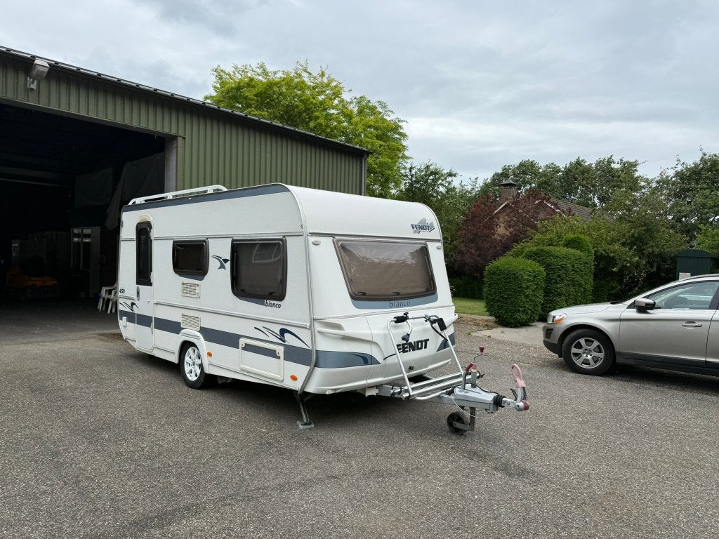 Mooie en nette caravan te koop: Fendt Bianco 450 (2009), Caravans en Kamperen, Caravans, Vast bed, Kachel, Kleine zit, Particulier