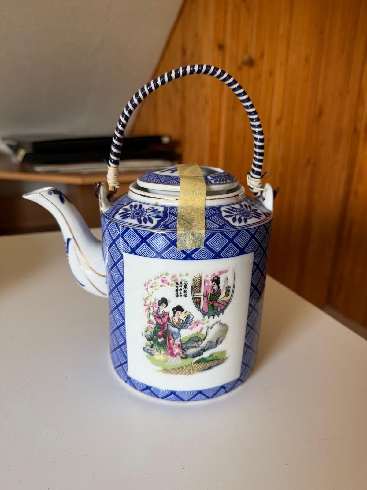 Vintage Chinese theepot met blauw-wit decor en figuren, Ophalen
