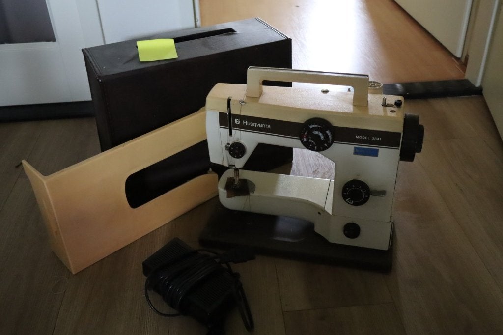 Klassieke Husqvarna Naaimachine Model 2041 met Toebehoren, Ophalen, Gebruikt, Naaimachine, Husqvarna